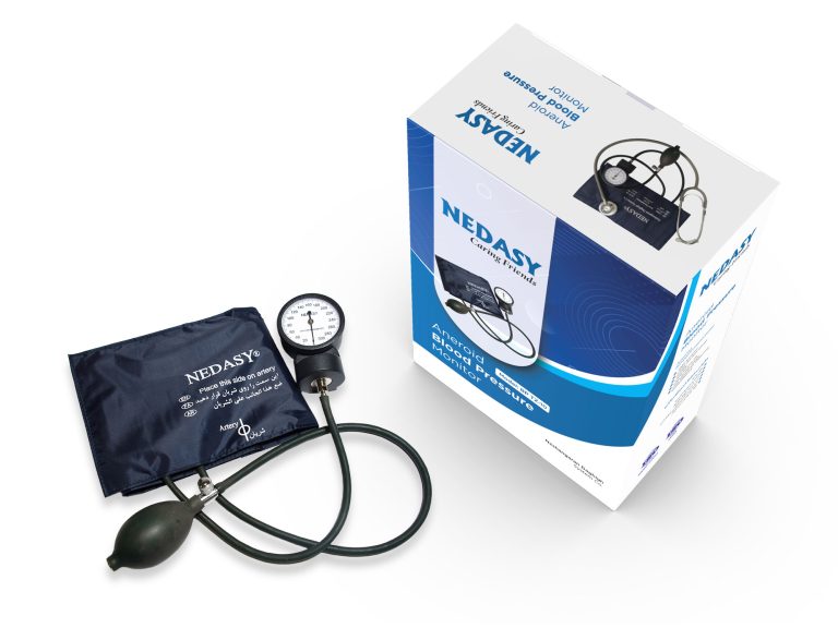 جعبه دستگاه فشار خون سنج عقربه ای با طراحی مدرن و مینیمالیستی با رنگ های سفید، آبی و طوسی (Aneroid Blood Pressure Monitor Box with Modern Minimalist Design in White, Blue, and Gray)